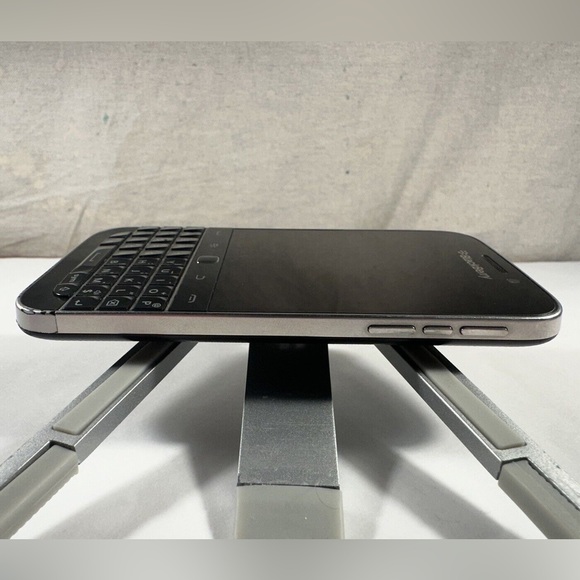 BlackBerry Classic Smartphone (Rogers/Fido) - Picture 4 of 6